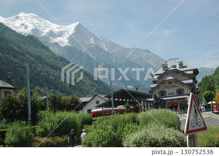 The alps,盛夏のスイス旅行~登山鉄道の奥にそびえ立つ万年雪のヨーロピアン・アルプスの山並み The alps,盛夏のスイス旅行~登山鉄道の奥にそびえ立つ万年雪のヨーロピアン・アルプスの山並み 130752536