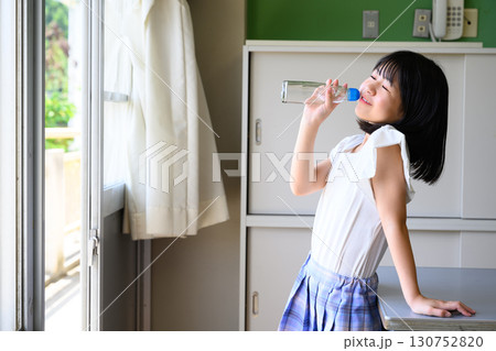 教室でラムネを飲む小学生の女の子 学校生活 教室でラムネを飲む小学生の女の子 学校生活 130752820