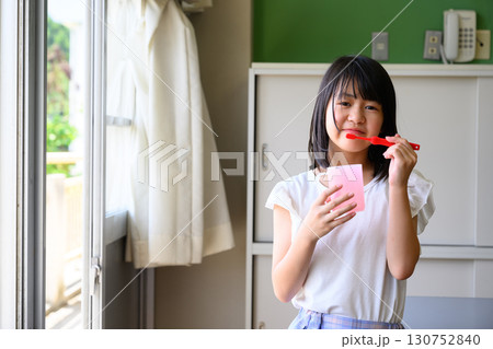 学校の教室で給食後に歯磨きをする小学生の女の子 学校の教室で給食後に歯磨きをする小学生の女の子 130752840