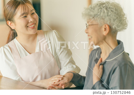 高齢女性と介護スタッフ 130752846
