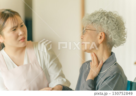 高齢女性と介護スタッフ 高齢女性と介護スタッフ 130752849