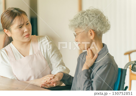 高齢女性と介護スタッフ 130752851