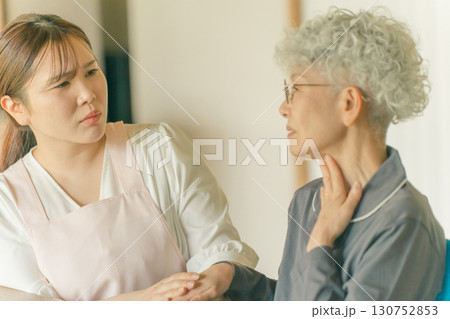 高齢女性と介護スタッフ 130752853