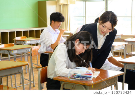 教室で授業を受ける生徒と先生 学習・教育・学校生活 教室で授業を受ける生徒と先生 学習・教育・学校生活 130753424