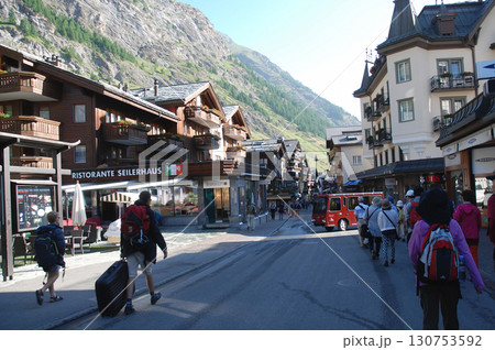 Street in Swiss 盛夏のスイス旅行～マッターホルン登山の拠点となるホテル街の朝の光景 130753592