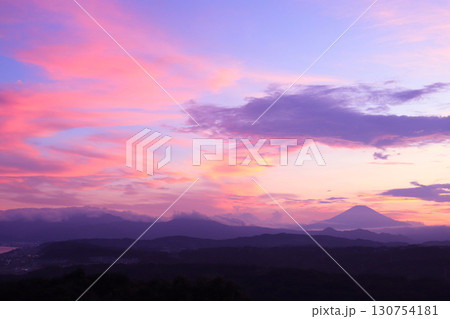 富士山と小田原方面の夕景　〜青空とピンクの夕焼け雲〜 130754181