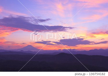 富士山と夕日が沈んだ西の空　〜青空とピンクの夕焼け雲〜 130754182