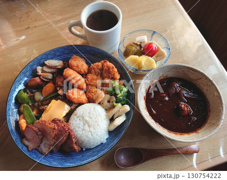 町の洋食屋さんで食べる定食セットの一例(ビーフシチューとミックスフライの定食,デザート付き) 町の洋食屋さんで食べる定食セットの一例(ビーフシチューとミックスフライの定食,デザート付き) 130754222
