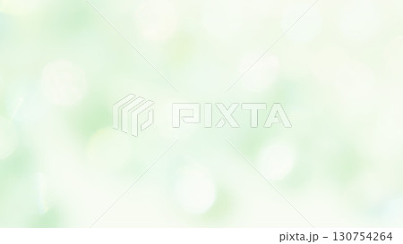 ぼやけた緑の背景　ふわふわキラキラ光玉のグラデーション素材　綺麗テクスチャー 130754264