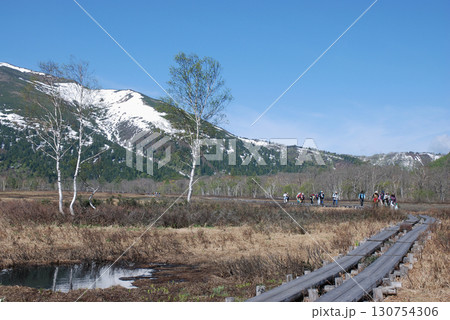 Lake Oze in early summer 初夏の尾瀬沼，雪解けの尾瀬湿原を歩く木道からの風景 130754306