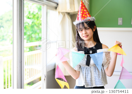 教室でイベント帽をかぶる小学生の女の子 130754411