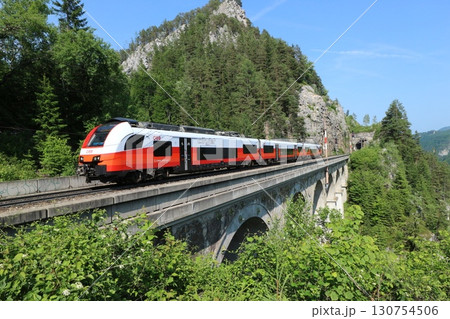 オーストリア国鉄 クラウゼウ橋と普通電車 オーストリア国鉄 クラウゼウ橋と普通電車 130754506