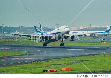 飛行機の離陸 130754536