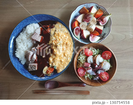Omuhayashi 町の洋食屋さんで食べるオムハヤシのセットメニュー(海鮮サラダ、デザート付き) 130754558