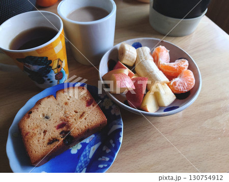 A fruit cake set / 純喫茶店のフルーツケーキと生のフルーツのコーヒータイム・セット 130754912