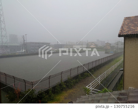 Floodplain 大雨洪水警報の発令時に遊水地が満水に迫る様子(広角ワイド撮り，監視カメラ映像) 130755216