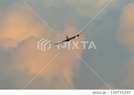 飛行機　背景　さまざまな表情の雲　空　太陽　夕空　朝焼け 130755295
