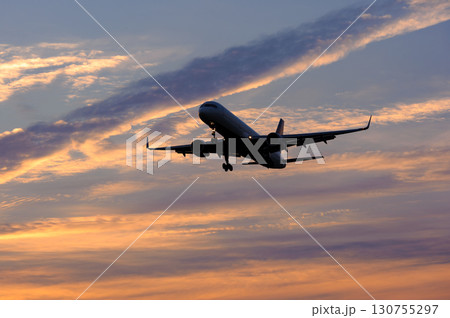 飛行機 背景 さまざまな表情の雲 空 太陽 夕空 朝焼け 飛行機 背景 さまざまな表情の雲 空 太陽 夕空 朝焼け 130755297