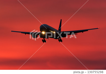 飛行機 背景 さまざまな表情の雲 空 太陽 夕空 朝焼け 飛行機 背景 さまざまな表情の雲 空 太陽 夕空 朝焼け 130755298