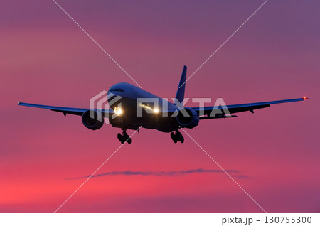 飛行機 背景 さまざまな表情の雲 空 太陽 夕空 朝焼け 飛行機 背景 さまざまな表情の雲 空 太陽 夕空 朝焼け 130755300
