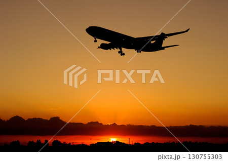 飛行機　背景　さまざまな表情の雲　空　太陽　夕空　朝焼け 130755303