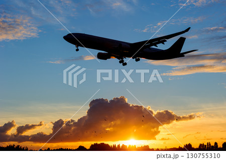 飛行機　背景　さまざまな表情の雲　空　太陽　夕空　朝焼け 130755310