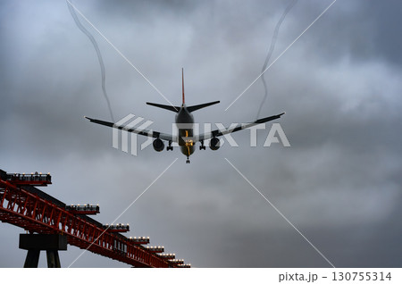 飛行機　背景　さまざまな表情の雲　空　太陽　夕空　朝焼け 130755314