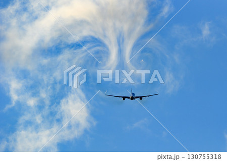飛行機 背景 さまざまな表情の雲 空 太陽 夕空 朝焼け 飛行機 背景 さまざまな表情の雲 空 太陽 夕空 朝焼け 130755318