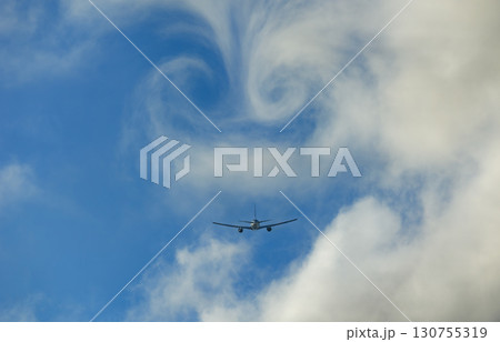飛行機　背景　さまざまな表情の雲　空　太陽　夕空　朝焼け 130755319