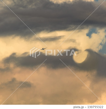 飛行機　背景　さまざまな表情の雲　空　太陽　夕空　朝焼け 130755322