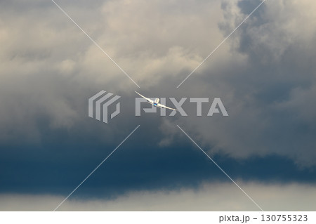 飛行機 背景 さまざまな表情の雲 空 太陽 夕空 朝焼け 飛行機 背景 さまざまな表情の雲 空 太陽 夕空 朝焼け 130755323