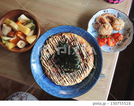 An Osaka-style okonomiyaki set / 大阪風お好み焼きの定食セットの一例 An Osaka-style okonomiyaki set / 大阪風お好み焼きの定食セットの一例 130755528