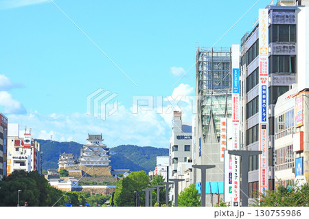 兵庫県姫路市、姫路駅から見た国宝姫路城の風景 130755986