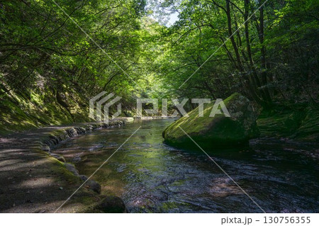 渓谷に沿って続く石畳 130756355