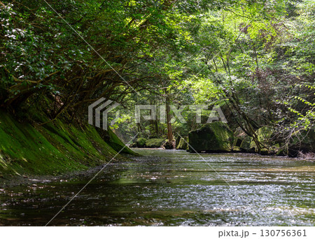 渓谷に沿って続く石畳 130756361