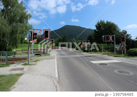 オーストリア　田舎の踏切 130756485