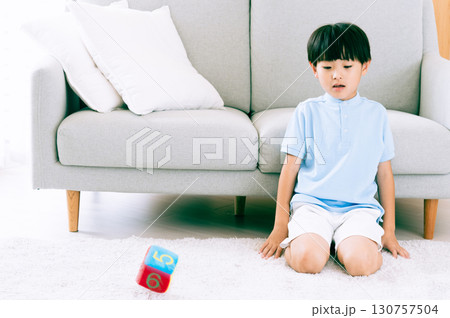 数字サイコロで遊ぶ男の子 数字サイコロで遊ぶ男の子 130757504