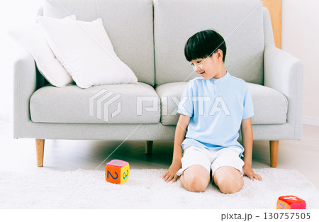 数字サイコロで遊ぶ男の子 数字サイコロで遊ぶ男の子 130757505