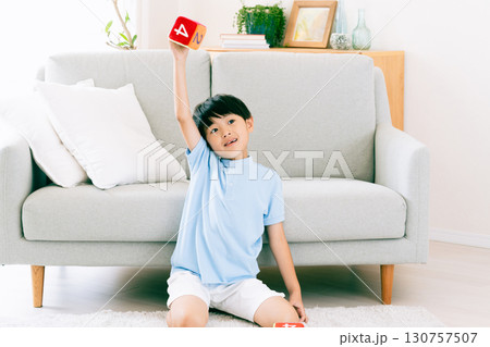 数字サイコロで遊ぶ男の子 数字サイコロで遊ぶ男の子 130757507