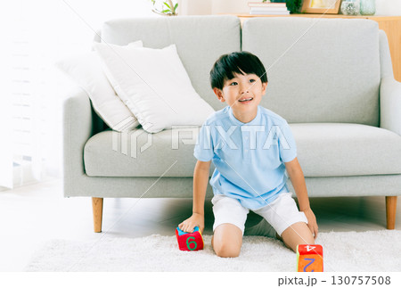 数字サイコロで遊ぶ男の子 130757508