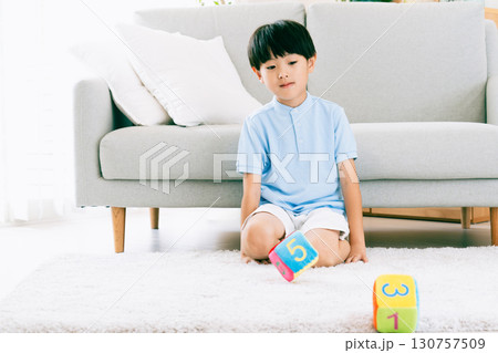 数字サイコロで遊ぶ男の子 130757509