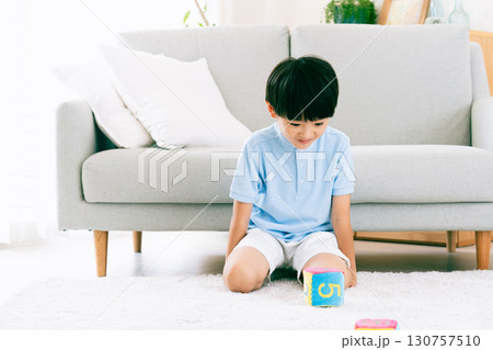 数字サイコロで遊ぶ男の子 130757510
