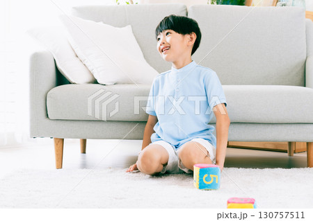 数字サイコロで遊ぶ男の子 130757511
