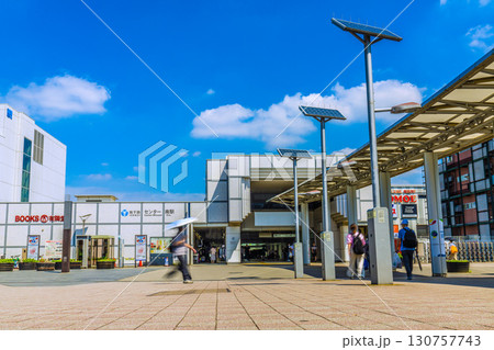 日本の横浜都市景観　地下鉄　「センター南駅」などを望む 130757743