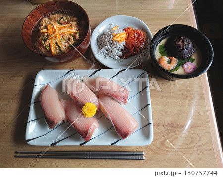 Japanese yellowtail sushi 海鮮江戸前にぎり寿司(寒ブリづくし)，茶碗蒸し付 130757744