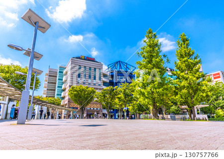 日本の横浜都市景観　地下鉄　「センター南駅」前などを望む 130757766