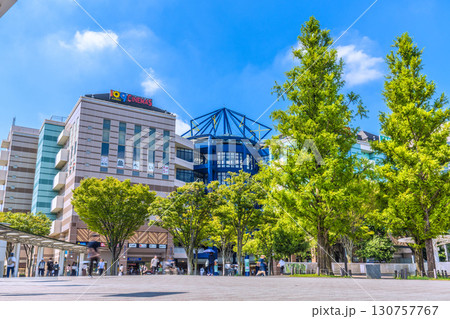日本の横浜都市景観　地下鉄　「センター南駅」前などを望む 130757767