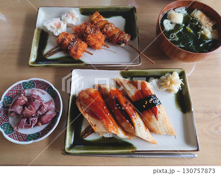Nigiri sushi set 焼きアナゴの握り寿司と串カツのランチセットの一例(小鉢、椀物付き) 130757873