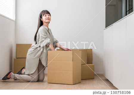 家で段ボールの荷物を整理整頓する若いアジア人女性(断捨離,リサイクル,ネットオークション) 家で段ボールの荷物を整理整頓する若いアジア人女性(断捨離,リサイクル,ネットオークション) 130758106