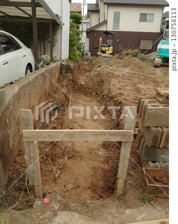 Exterior wall construction / 新築住宅アパートの外壁を新設する工事の様子 130758113